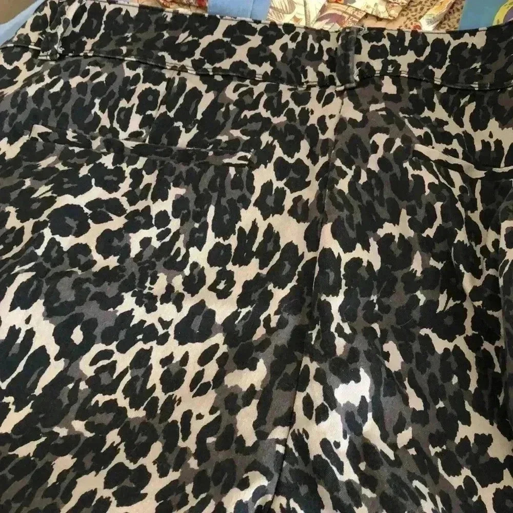 Isaac Mizrahi Tailored Stretch Trouser Short Leopard - Picture 5 of 5